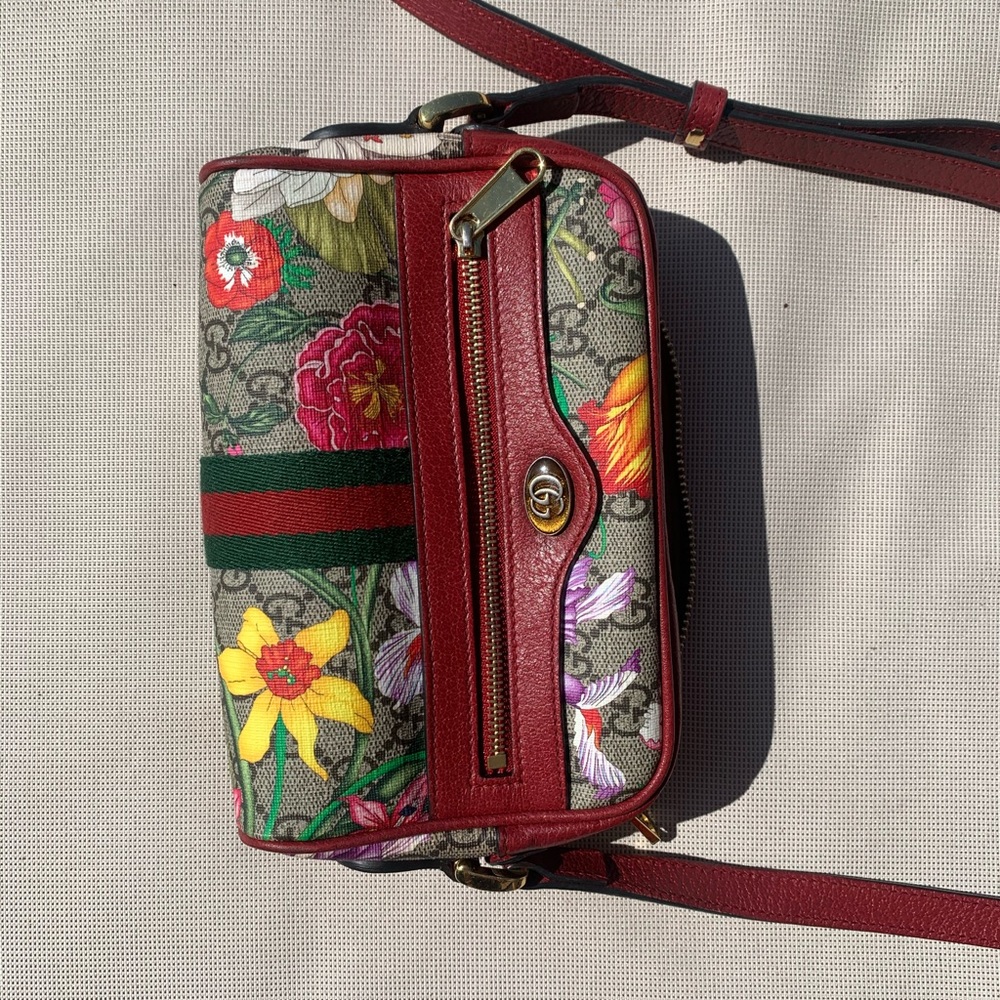 ——-SOLD——-AUTHENTIC Gucci Strap Purse